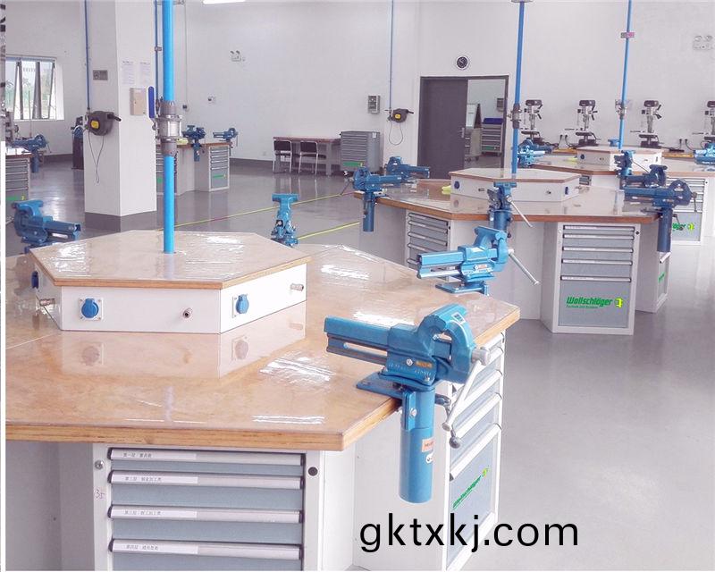 現代(dai)鉗(qian)工(gong)實(shi)訓(xun)室